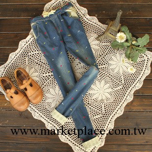2013春新款森女系金魚刺繡拼接翻邊女式休閑牛仔褲長褲批發工廠,批發,進口,代購