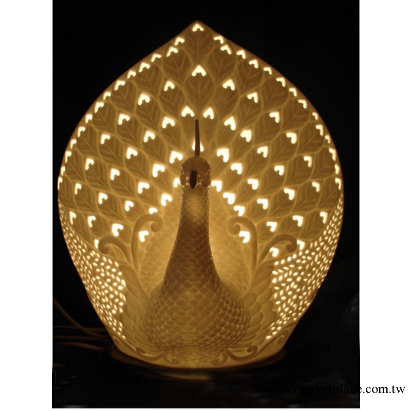 供應 瓷藝雕花傢居裝飾品 孔雀開屏 比翼雙飛 陶瓷燈具工廠,批發,進口,代購
