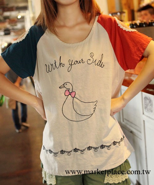 森女系手繪小鴨子紅藍不對稱露肩短袖T恤 女工廠,批發,進口,代購