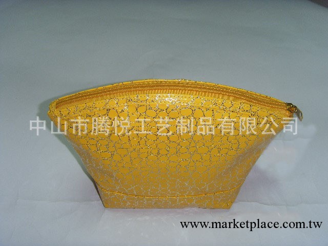 供應出口內銷2012流行亮黃色壓紋PU歐美日韓手拿扇形女士化妝包工廠,批發,進口,代購