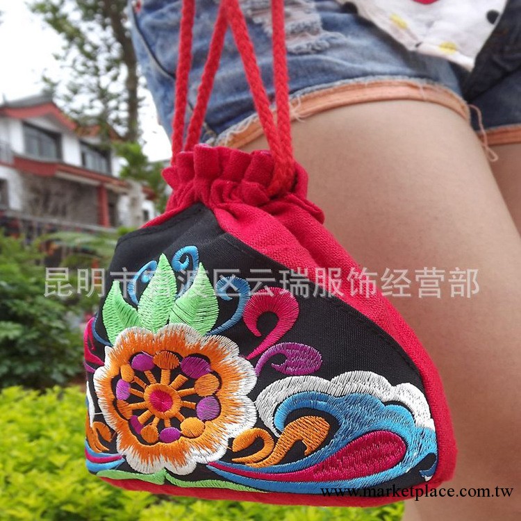 特別推薦時尚民族格桑花束口斜挎包 手工刺繡斜挎包 女款休閒包工廠,批發,進口,代購