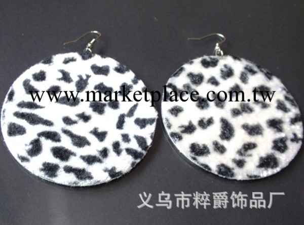 新款白色豹紋帶花耳環、歐美流行時尚耳環、國外熱賣批發・進口・工廠・代買・代購