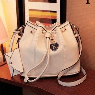 2013新款日韓風范超贊米白色抽帶搭扣水桶包 單肩斜挎女包包批發工廠,批發,進口,代購