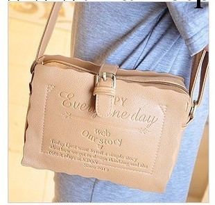 2013新款女生斜挎包清新隨身小包餅幹包黑色卡其色酒紅色工廠,批發,進口,代購