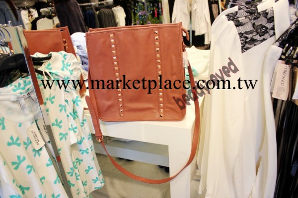 f21正品代購粉色釘釘斜挎女包 香港店內實拍照工廠,批發,進口,代購