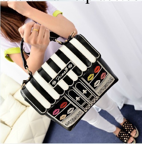 B110506 新款韓版潮時尚黑白撞色拼接女包繡線嘴唇單肩斜跨手提包工廠,批發,進口,代購