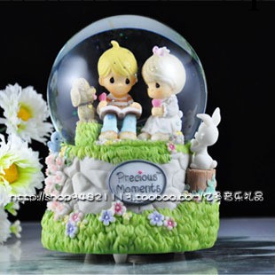 正品水滴娃娃看書水晶球音樂盒 飄雪花送孩子生日禮物 聖誕禮物工廠,批發,進口,代購