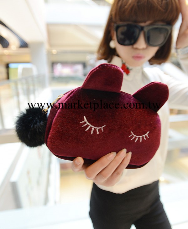 廠傢直銷冬季新品金絲絨女包小貓圖案手拿包帶兔毛球化妝包晚宴包工廠,批發,進口,代購