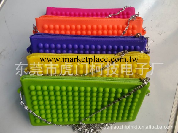 東莞廠傢低價直銷供應l圓點梭形拉鏈包、手拿包、挎包工廠,批發,進口,代購
