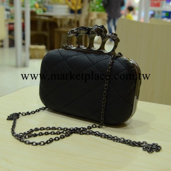 Z949時尚女包2013明星款手拿包尊貴晚宴包鏈條骷髏五指環手拿包包工廠,批發,進口,代購