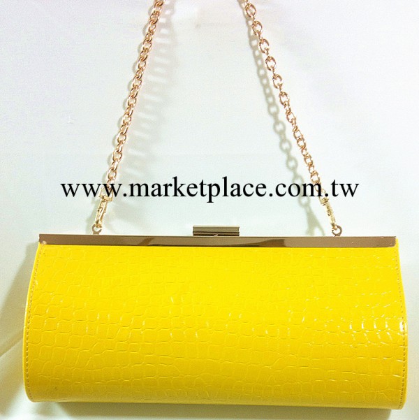 廠傢供應2013年夏季新款單肩斜挎女包亮皮石頭紋夾子包百搭手拿包工廠,批發,進口,代購