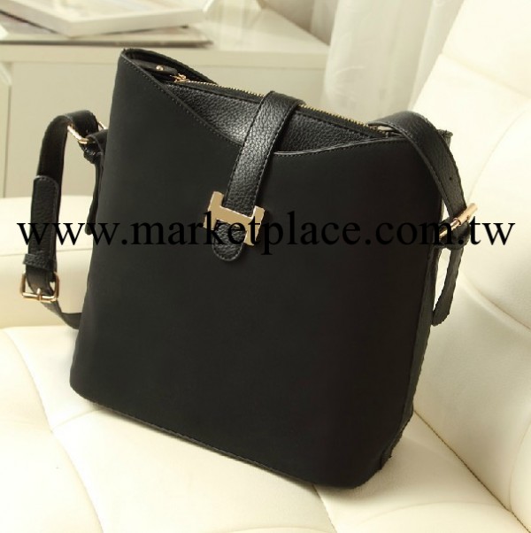 女包秋冬新款達芙妮2013韓版潮氣質大牌磨砂材質單肩斜挎包水桶包工廠,批發,進口,代購