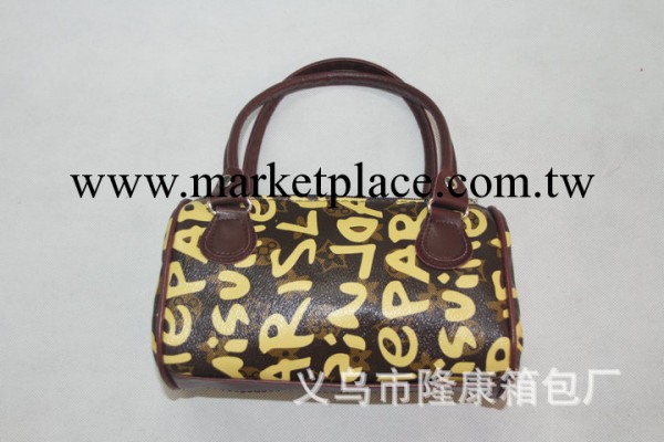 廠傢供應促銷讓利女包pvc女圓筒包字母壓花手提包多色女包定制工廠,批發,進口,代購