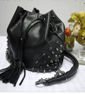 歐美復古鉚釘背包抽繩兩用包單肩雙肩包鏈條包骷髏頭流蘇女包黑色工廠,批發,進口,代購