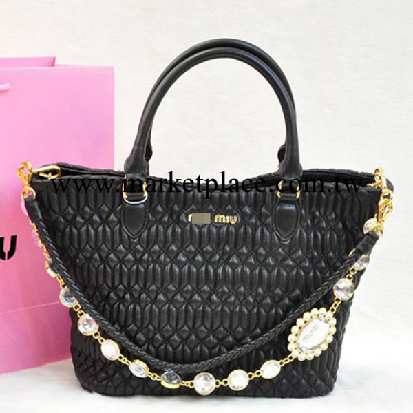 廣州廠傢批春夏新款皺皺小羊皮肩帶兩用桶包水晶鏈條配原版五金工廠,批發,進口,代購