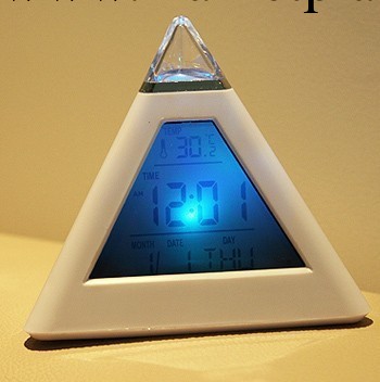 曲登金字塔鬧鐘 創意LED七彩電子萬年歷 變色三角鐘 兒童靜音鬧鐘批發・進口・工廠・代買・代購