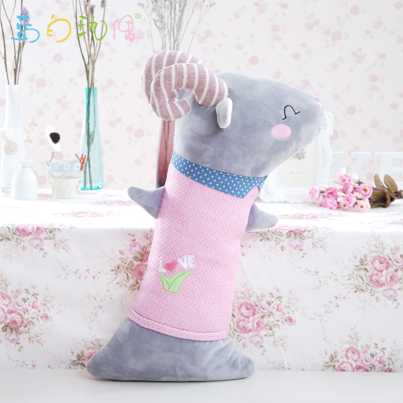藍白玩偶新款LOVE羊抱枕創意毛絨玩具佈娃娃羊年吉祥物工廠,批發,進口,代購