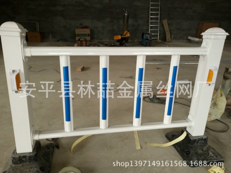 廠傢直銷北京市政護欄道路白色反光標柵欄警燈護欄美觀大方工廠,批發,進口,代購