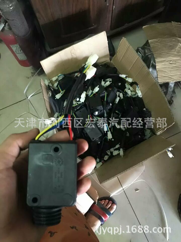 低價供應天津一汽夏利門鎖閉鎖器工廠,批發,進口,代購