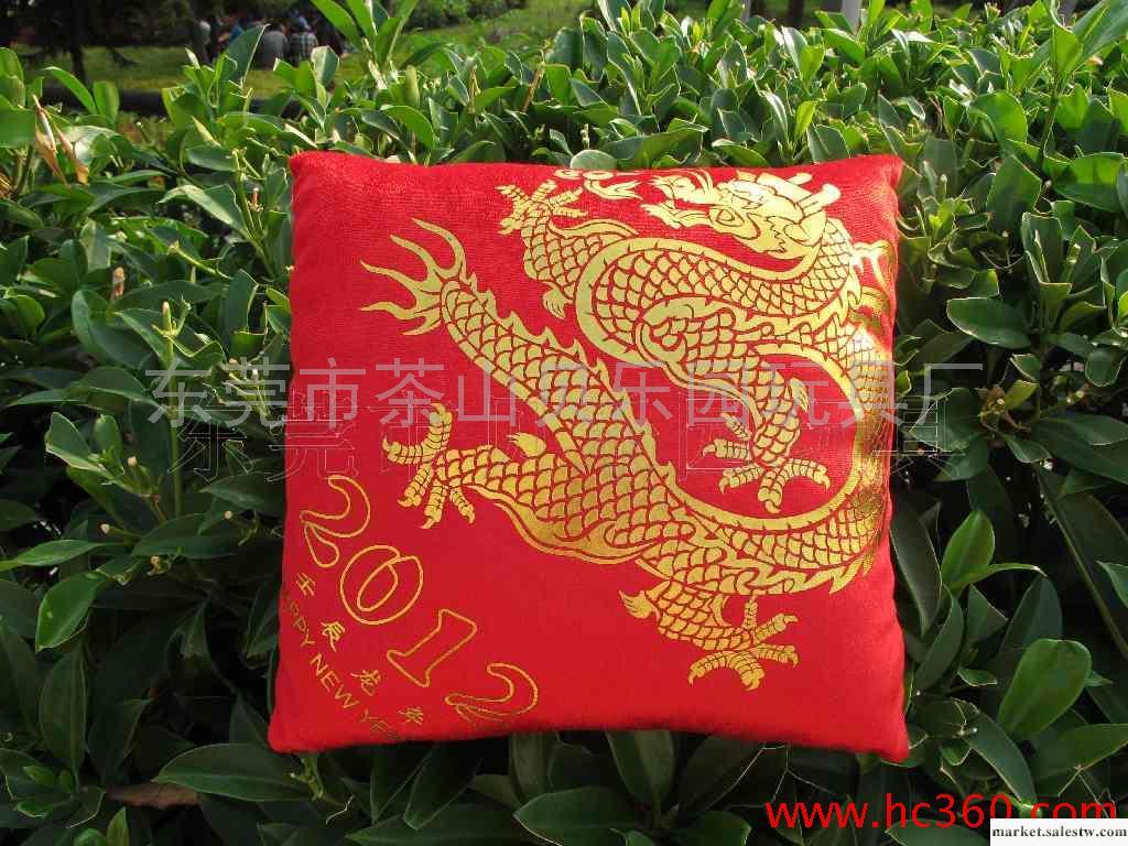 供應雅貝尼2012年中國龍抱枕 燙金生肖龍抱枕 靠墊 靠枕 促銷禮品工廠,批發,進口,代購