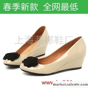 供應2012新款思加圖坡跟單鞋 圓頭花朵 中跟春鞋 漆牛皮女鞋ER907工廠,批發,進口,代購