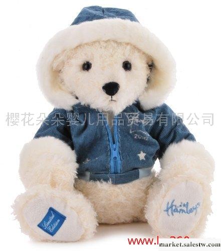 商品描述\n\n\n  \n\n      \n  \n  Hamleys泰迪熊2010藍衣之星小號1、英國百年品牌Hamleys出品的精品泰迪熊。2、身著藍色條絨夾克帽衫的北極熊，表情乖巧惹人憐愛。工廠,批發,進口,代購