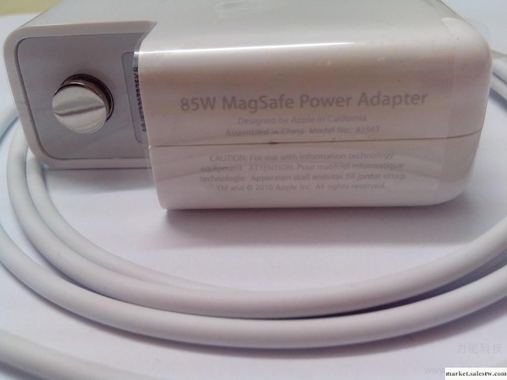 特性\r\n\r\n\r\n85W MagSafe 2 電源適配器配備一個帶磁性的直流電接口，因此如果有人絆到線纜，它能夠干凈利落地斷開，從而確保你的 MacBook Pro 安然無恙。它也能防止長時批發・進口・工廠・代買・代購