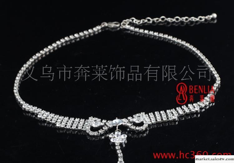 七彩飾品:飾品變黑是正常的自然現象,因空氣和其它自然介質中的硫和氧化物等對銀都有一定的腐蝕作用。在佩戴一段時間后,就會出現一些微小的斑點（硫化銀膜）,久之會擴散成片,先開始發黃嚴重甚至變成黑色.即使在工廠,批發,進口,代購