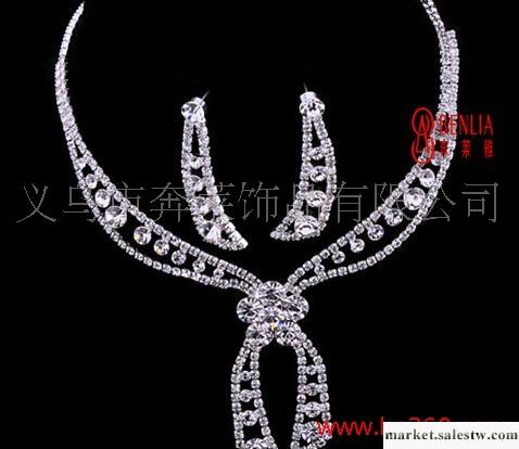 七彩飾品:飾品變黑是正常的自然現象,因空氣和其它自然介質中的硫和氧化物等對銀都有一定的腐蝕作用。在佩戴一段時間后,就會出現一些微小的斑點（硫化銀膜）,久之會擴散成片,先開始發黃嚴重甚至變成黑色.即使在工廠,批發,進口,代購