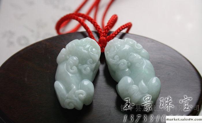 佩戴翡翠的好處之一：有益健康戴玉有益于健康，有其客觀依據。明代偉大的醫學家李珍在其傳世之作《本草綱目》中記載，玉石具有“除中熱、解煩悶、潤心肺、助聲喉、滋毛發、養五臟、疏血脈、明耳目&he工廠,批發,進口,代購