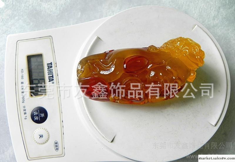 出售優質的波羅的海琥珀笑佛雕刻手把件,帶皮雕刻擺件，琥珀吊墜工廠,批發,進口,代購