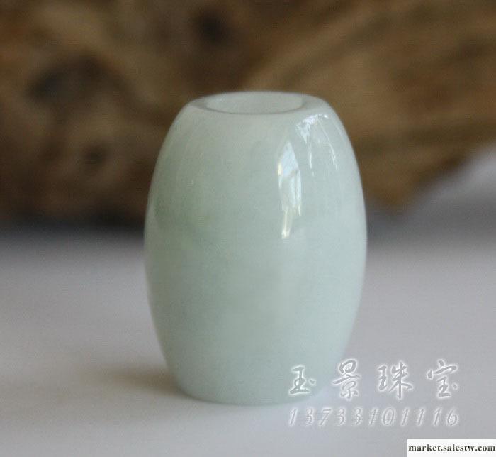 佩戴翡翠的好處之一：有益健康戴玉有益于健康，有其客觀依據。明代偉大的醫學家李珍在其傳世之作《本草綱目》中記載，玉石具有“除中熱、解煩悶、潤心肺、助聲喉、滋毛發、養五臟、疏血脈、明耳目&he工廠,批發,進口,代購