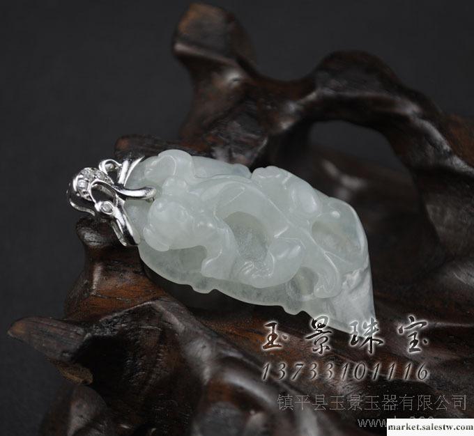 佩戴翡翠的好處之一：有益健康戴玉有益于健康，有其客觀依據。明代偉大的醫學家李珍在其傳世之作《本草綱目》中記載，玉石具有“除中熱、解煩悶、潤心肺、助聲喉、滋毛發、養五臟、疏血脈、明耳目&he工廠,批發,進口,代購