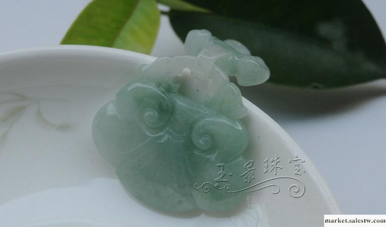 佩戴翡翠的好處之一：有益健康戴玉有益于健康，有其客觀依據。明代偉大的醫學家李珍在其傳世之作《本草綱目》中記載，玉石具有“除中熱、解煩悶、潤心肺、助聲喉、滋毛發、養五臟、疏血脈、明耳目&he工廠,批發,進口,代購