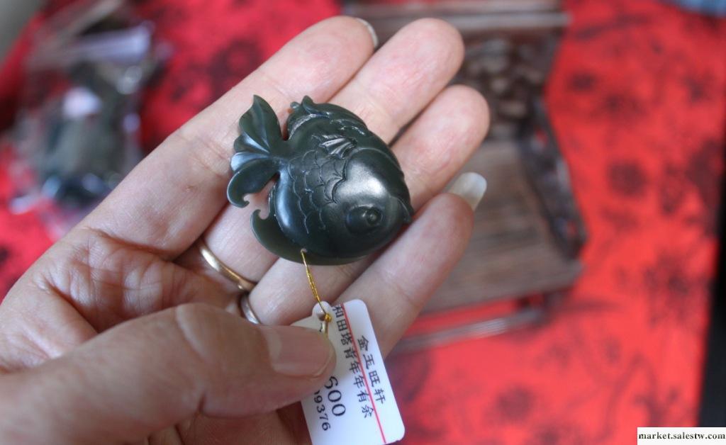 新疆和田玉掛件 溫潤細膩玉器小額批發 和田青玉塔青年年有余工廠,批發,進口,代購