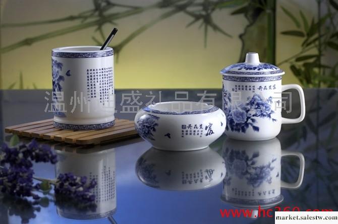 供應迪盛 青花瓷筆筒、青花瓷禮品 陶瓷筆筒 富貴花開(吉祥三寶青花三件套)工廠,批發,進口,代購