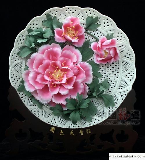 供應中國龍瓷 掛盤噴配瓷花 陶瓷工藝品 禮品 擺件 14寸牡丹粉(噴色)工廠,批發,進口,代購